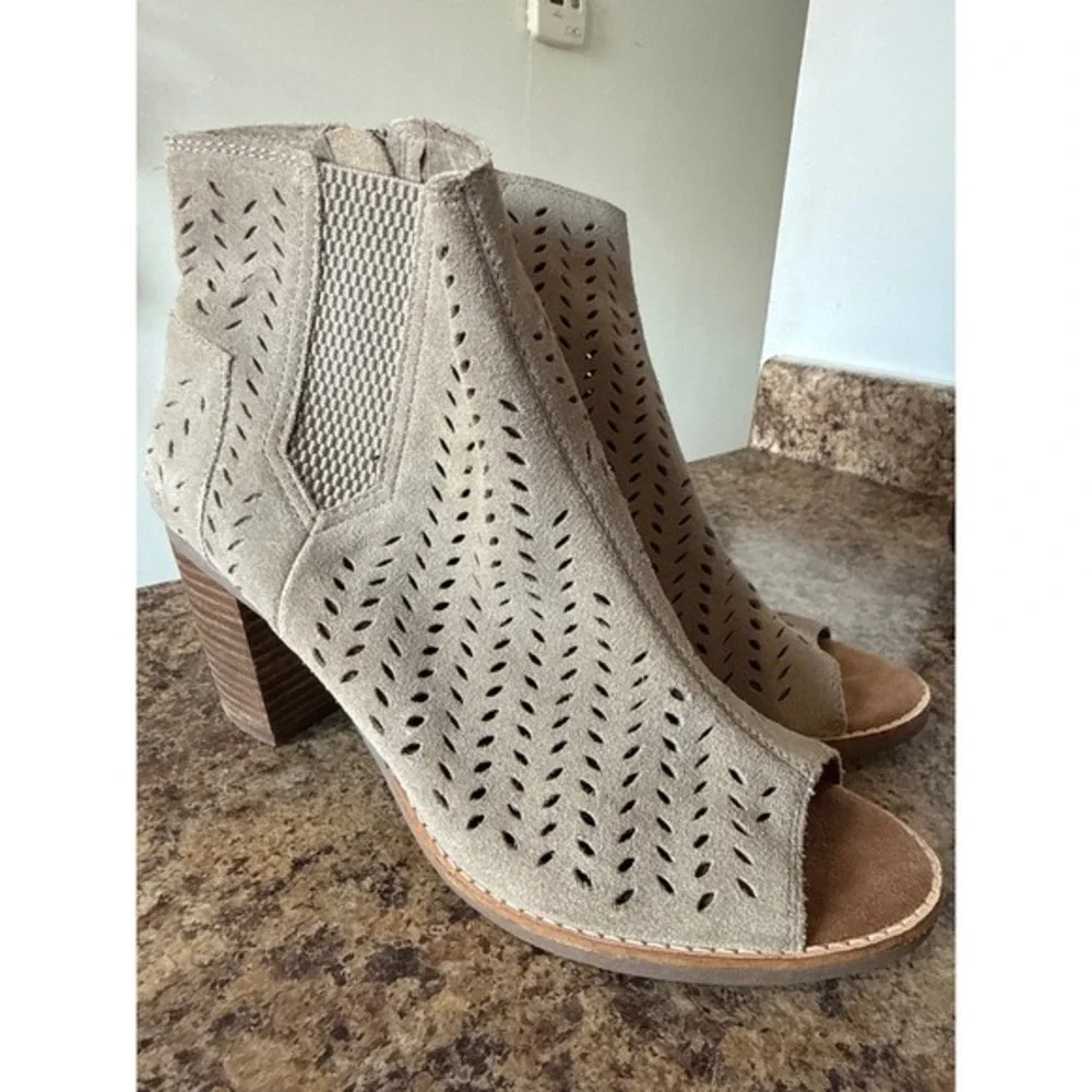 TOMS Majorca Size 10 Peep Toe Booties Desert Taupe Suede Perforated Ankle Boots‎